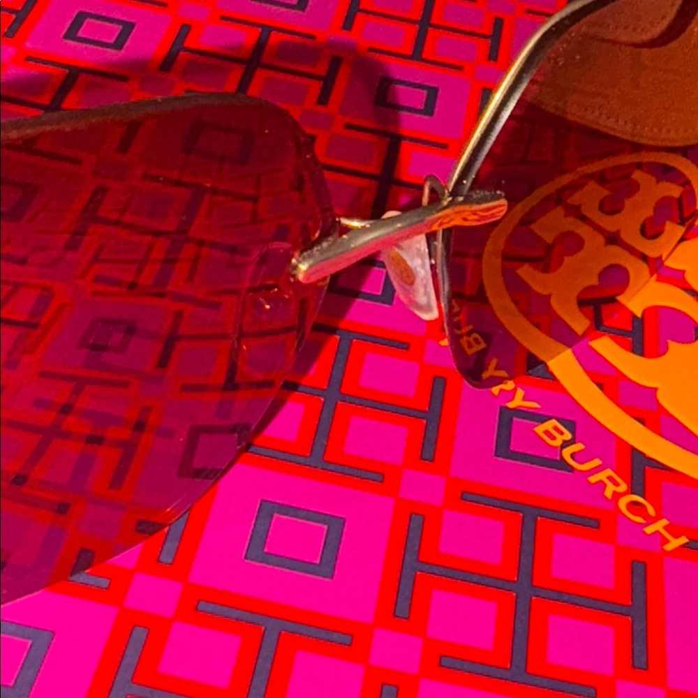 Beautiful Tory Burch Oversized Sunnies w/
metal and stunning purple accents 🩷 - Picture 11 of 16